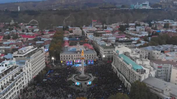 2021年10月28日 格鲁吉亚第比利斯 空中俯瞰自由广场上的人群 观看民主党的 格鲁吉亚梦 政治煽动活动 高加索概念中的政治权力 融入欧盟 — 图库视频影像