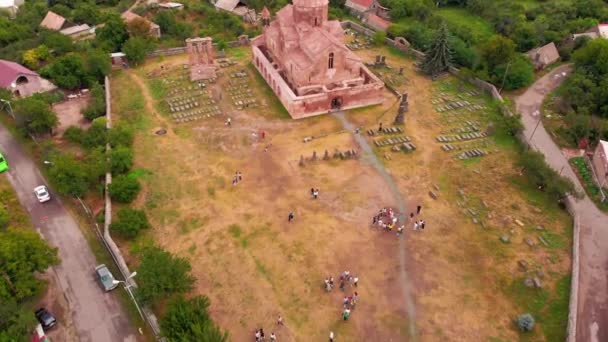 Odzun Kilisesinin Yanındaki Turistlerin Üzerinde Panorama Köylü Evleri Olan Bir — Stok video