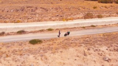 Bisiklet kontrol haritası sıcak güneşli bir günde açık havada kaybolan tek kişilik bisikletçinin etrafındaki hava çemberi. Sporcu bisikletçi toplum içinde öfkesini ifade etti