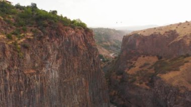 Hava manzaralı Garni vadisi bulutlu bir günde panorama ve kaya oluşumları gösteriyor