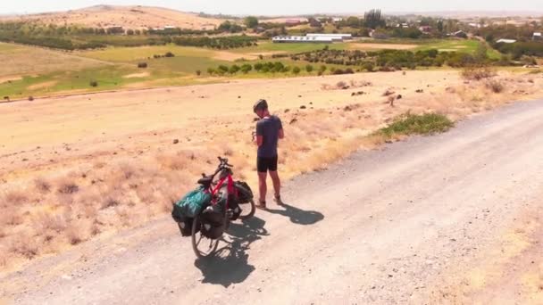 Vue Circulaire Aérienne Ajustement Caucasien Cycliste Masculin Sur Route Latérale — Video