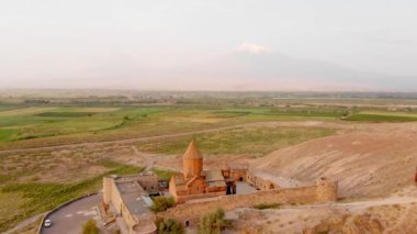 Ermenistan 'da hava sineması manzarası tarihi bir dönüm noktası - Khor Virap manastırı Ararat dağ zirvesi arka planı gün doğumunda