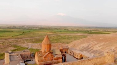 İnsansız hava aracı Ermenistan 'ın tarihi simgesini gözler önüne seriyor - Khor Virap manastırı Ararat dağ zirvesi arka planında gün doğumunda