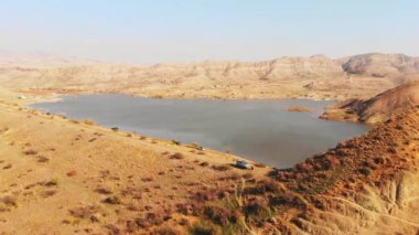 Mravaltskaro rezervuarı ve Gürcistan 'daki beyaz çöl kanyonları.