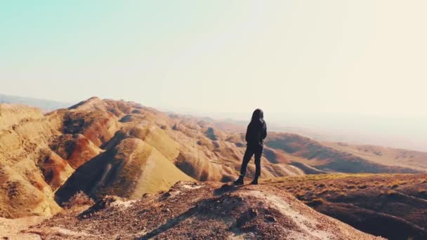 Panorámica Vista Cinematográfica Pensativa Mujer Pie Mirador Escénico Disfrutar Hermosas — Vídeo de stock