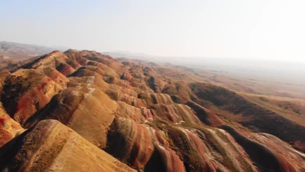 Malerische Luftaufnahmen Überfliegen Das Farbenfrohe Spektakuläre Regenbogental Der Wüste Gareja — Stockvideo