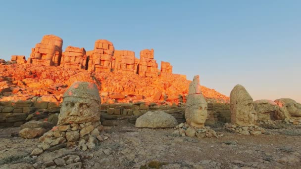 Türkiye Nin Adiyaman Kentinde Güneşe Karşı Turist Siluetleriyle Nemrut Dağı — Stok video