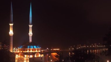 Uzungol Camii 'nin gece manzarasını büyüt. Ünlü seyahat ve turizm beldesi Türkiye