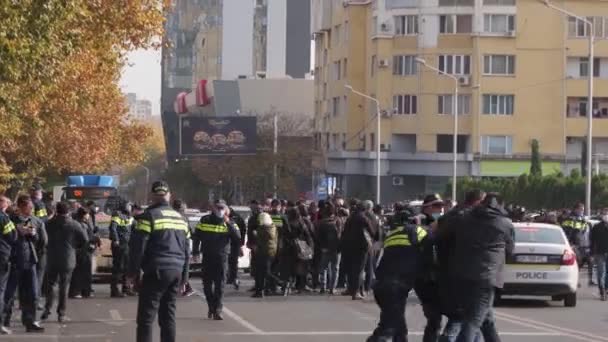 2021年11月10日 格鲁吉亚第比利斯 国家安全办公室在Saburtalo街头逮捕在街头进行反政府抗议的激进抗议者 — 图库视频影像