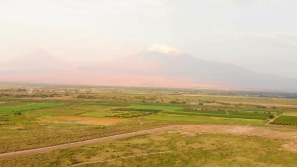 Vista Aérea Vista Montaña Brumoso Ararat Panorama Con Coloridos Campos — Vídeo de stock