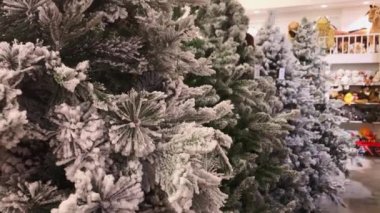 Tiflis, Gürcistan - 10 Kasım 2021: Xmas dekorasyonları arka planında beyaz plastik Noel ağaçları sergileniyor