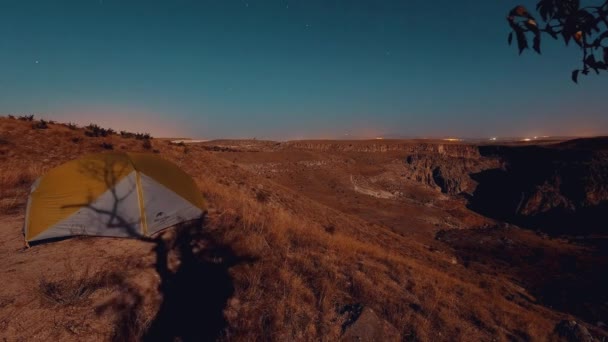 Zelt Der Nacht Auf Dem Oberen Tal Mit Gruseliger Baumsilhouette — Stockvideo