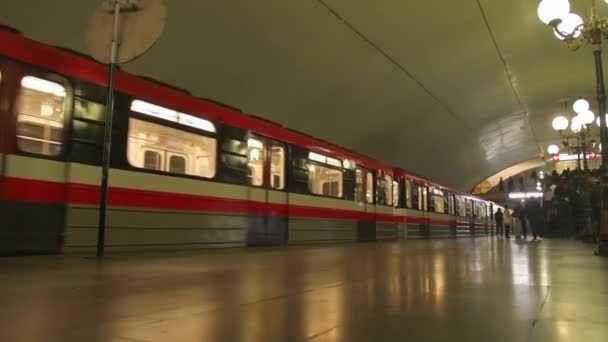 Static View Empty Metro Train Underground Moving People Walking Exit — Vídeo de Stock