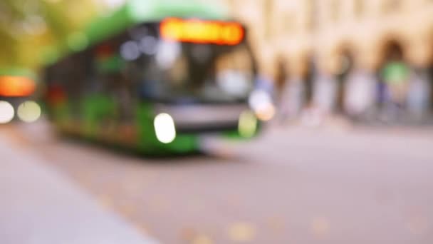 市内中心部の忙しい道路で曇りの日にライトと緑のバスを非難しました ブリュリーブランクスペース公共交通機関の背景 — ストック動画