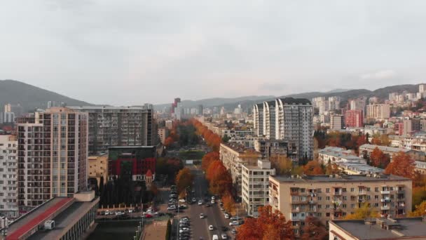 在阳光明媚的秋日 格鲁吉亚首都第比利斯的房屋建筑 街道上可以看到汽车 — 图库视频影像