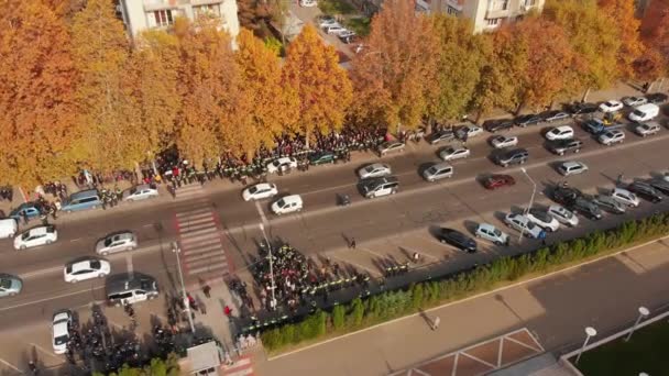 Тбилиси Грузия Ноября 2021 Года Офицеры Полиции Окружают Толпу Протестующих — стоковое видео