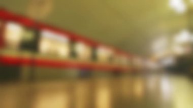 Sabit odaklı görüntü treni yer altından ayrılıyor. Bilerek kopyala yapıştır bulanık arkaplan