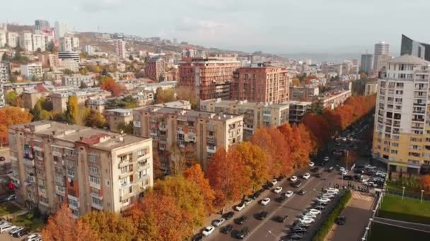 格鲁吉亚首都第比利斯的商业地产建筑 在阳光明媚的秋日 街道尽收眼底 格鲁吉亚城市全景的老式苏联式建筑 — 图库视频影像