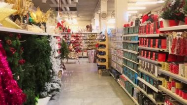 Koridor manzaralı raflar, ev festivali hazırlıkları için hiç insan olmadan Xmas dekorasyonlarıyla dolu. Xmas satış sonrası konsepti