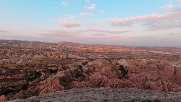 4Kストックビデオトルコの国でカッパドキア アナトリア ゴーレムの火山の山の上に曇った空のタイムラプス ハイキング先 ローズバレー 地平線の上の雲のパノラマの空中ビュー — ストック動画