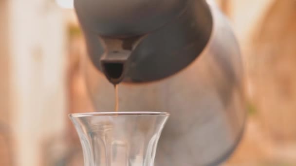 Manzarayı Kapatın Geleneksel Türk Çayı Çaydanlıktan Çay Bardağını Temizlemek Için — Stok video