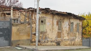 Bolnisi 'deki tarihi Alman şehir binalarına bakıyorum. Katarinefeld