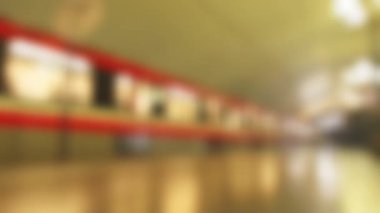 Metro istasyonundaki metro treni. Görüntü odak alanı dışında fotokopi arkaplanı ile çekildi
