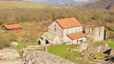 Dmanisi - kalesi, kamu ve dini binaları olan ortaçağ kasabası. 1,8 milyon yıl öncesine ait arkeolojik hominin kalıntıları