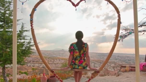 Sogno Caucasico Ragazza Sulla Famosa Cappadocia Altalene Godere Del Tramonto — Video Stock