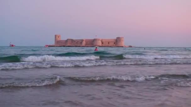 Mersin土耳其Kiz Kalesi背景的少女城堡 静观人们在地中海中游泳 — 图库视频影像