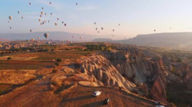 Hava kuşları, turistleri kapadokya 'da güneşin doğuşunda gökyüzünde sıcak hava balonları seyreder. Türkiye 'nin seyahat noktası 4k kavramı keşfetti