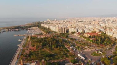 Güneşli yaz gününde uçsuz bucaksız bina manzaralı meşhur Mersin şehri manzarası.