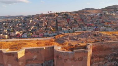 Sanliurfa 'nın tarihi kentindeki eski urfa kale duvarlarını gösteren hava manzarası. Türkiye 'nin ünlü tarihi simgesi
