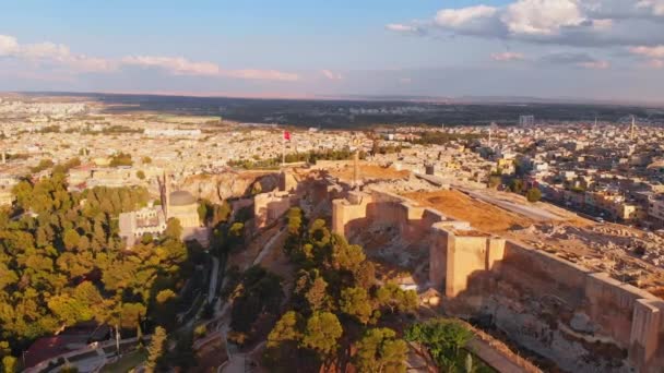 飞机飞越乌尔法市历史上的Sanliurfa城堡 土耳其著名的旅游目的地 — 图库视频影像