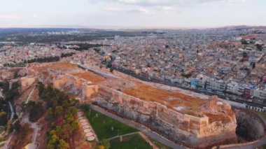 Gökyüzü statik manzaralı ünlü Urfa kalesi renkli eski kasaba geleneği mimari arka planda renkli evler
