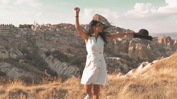 Felice Donna Caucasica Assolo Gioia Spin Spot Vacanza Posizione Panoramica — Video Stock