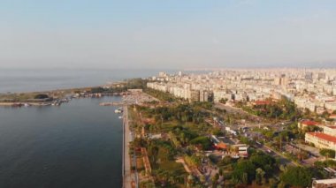 Gökyüzü kuşları güneşli yaz sabahlarında uçsuz bucaksız bina manzaralı ünlü Mersin şehri manzarasına bakıyor.