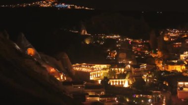 Manzaralı Türk manzaralı romantik şehir manzarasının güzel bir gece videosu. Kapadokya, Türkiye, Goreme, Uchisar