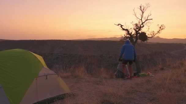 Vista Estática Joven Pareja Romántica Caucásica Ver Amanecer Juntos Madrugada — Vídeos de Stock