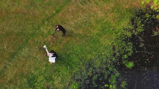 Aerial Top Zoom Out Vista Novia Posando Para Fotógrafo Bosque — Vídeo de stock