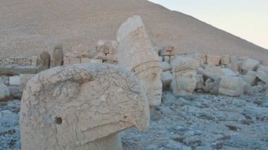 Sersemletici taş heykeller Nemrut dağında