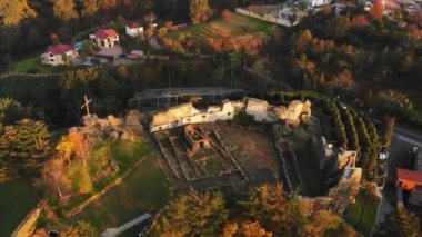 Gürcistan 'ın Adajra kentindeki Tsikhisdziri kentindeki Petra kalesinin üzerinde uçan hava üssü.