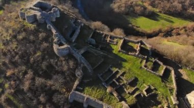 Yükselen hava manzaralı Dmanisi arkeolojik alanı arka planı mahvediyor. Ünlü Hominins keşif sitesi. Unesco Dünya Mirasları Merkezi