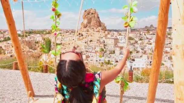 Gadis Kaukasia Impian Kapadokia Ayunan Terkenal Menikmati Matahari Terbenam Turki — Stok Video