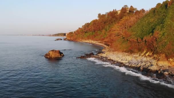 Sonbaharda Günbatımında Sakin Sahil Kıyısı Olan Karadeniz Kıyısı Manzaralı Hava — Stok video