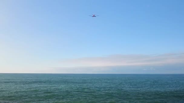 Vista Estática Voo Comercial Partida Avião Sobre Mar Linha Reta — Vídeo de Stock