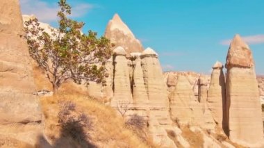 Kapadokya 'daki görkemli aşk vadisi bacaları görünene kadar. Türkiye seyahat hedefi kavramı