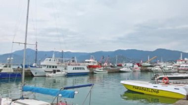 Gürcistan, Batumi limanından ayrılan kargo gemisiyle soldan sağa dönen tekne ve yatlar.