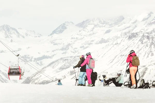 Grupa Kobiet Narciarzy Snowboardzistek Stoku Zimowym Ośrodku Narciarskim Tłem Gór — Zdjęcie stockowe