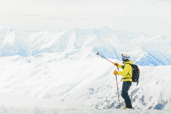 Mannelijke Skiër Wijzen Naar Besneeuwde Bergtoppen Met Stok Buiten Winter — Stockfoto